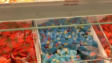一家食品市场商店柜台上摆放着五颜六色的果冻糖果，德国糖果的名字，糖果的重量都在附近